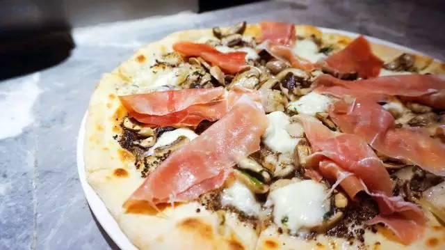SECOND:INGREDIENTS TAVOLA BLACK TRUFFLE PIZZA Tavola s pizza crusts are made in the traditional way, without additives and only