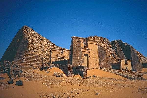 Nubian Pyramids Are large blocks used or smaller