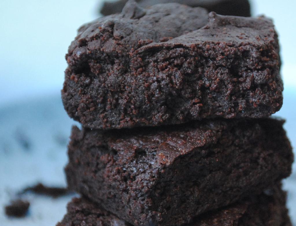 15 ULTRA-FAST DESSERT RECIPES DARK CHOCOLATE BROWNIES Active time: 5 minutes Cook time: 20 minutes Yield: 12 servings SERVING INFO: 280 CALORIES, 18G FAT, 28G CARBOHYDRATES, 6G PROTEIN, 4G FIBER, 15G