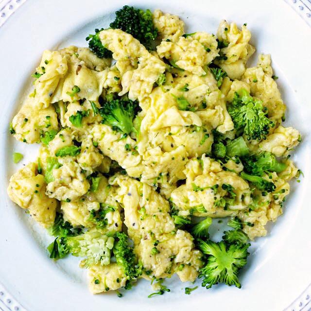 Scrambled Eggs with Broccoli Active Time: 15 m Total Time: 15 m 2 tablespoons extra virgin olive oil 1 head broccoli 8 eggs 1/2 cup filtered water 1 teaspoon coarse sea salt ground black pepper, to