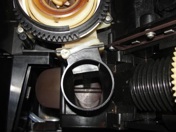 1. Grind adjustment knob Beans container Philips screws Grind