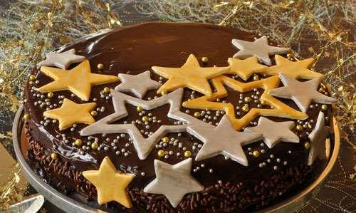 34. STARRY NIGHT CAKE Torte: 1¼ cups dried apricots ⅓ cup dark rum 6 ounces semisweet chocolate, chopped into small pieces 1½ cups pecan halves 1 tablespoon all-purpose flour ⅔