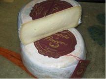 It is made from raw milk in traditional cheesemaking style of the southwestern Spain and parts of Portugal. Torta de Barros comes from the province of Badajoz.