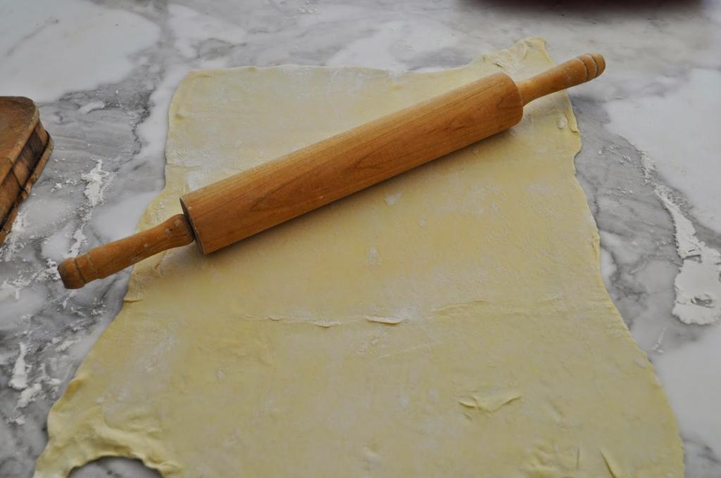 rectangular shape. Cut the dough in 6 strips.