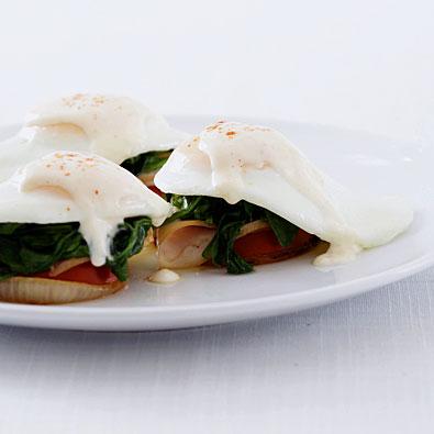 Eggs Benedict Whole onion slices (1/4 inch thick each) 3 Smoked Chicken Breast low fat deli meat 5 oz. Spinach 3 cups Tomato 3 slices Parmesan cheese (grated) 1.