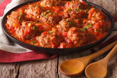 Lo-Lo Meatballs & Spicy Sauce Main Meal Serves: 2 Meatballs 200g lean Pork Mince 1 small Onion, finely chopped 1 Garlic Clove, crushed 1 small Carrot, grated 1 whole Egg, beaten 1 tsp dried Oregano