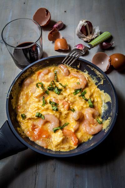 Scrambled Prawns Breakfast Serves: 2 2 Tomatoes 1 Green Peppers, deseeded & chopped 4 Garlic Cloves, crushed 1 tbsp Olive Oil 1 tbsp Tomato Puree 250g King Prawns, shelled 4 whole Eggs 2-3 tbsp Water