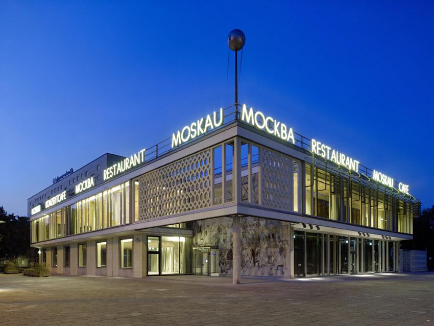 Partner location Café Moskau The Cafe Moskau offers you as a multifunctional conference and event location on 4.000 m² Function space Space for events from 50 to 2,400 people.