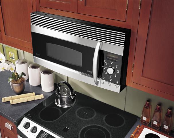 Simply plug the oven into any standard 120-volt/15 amp power outlet.