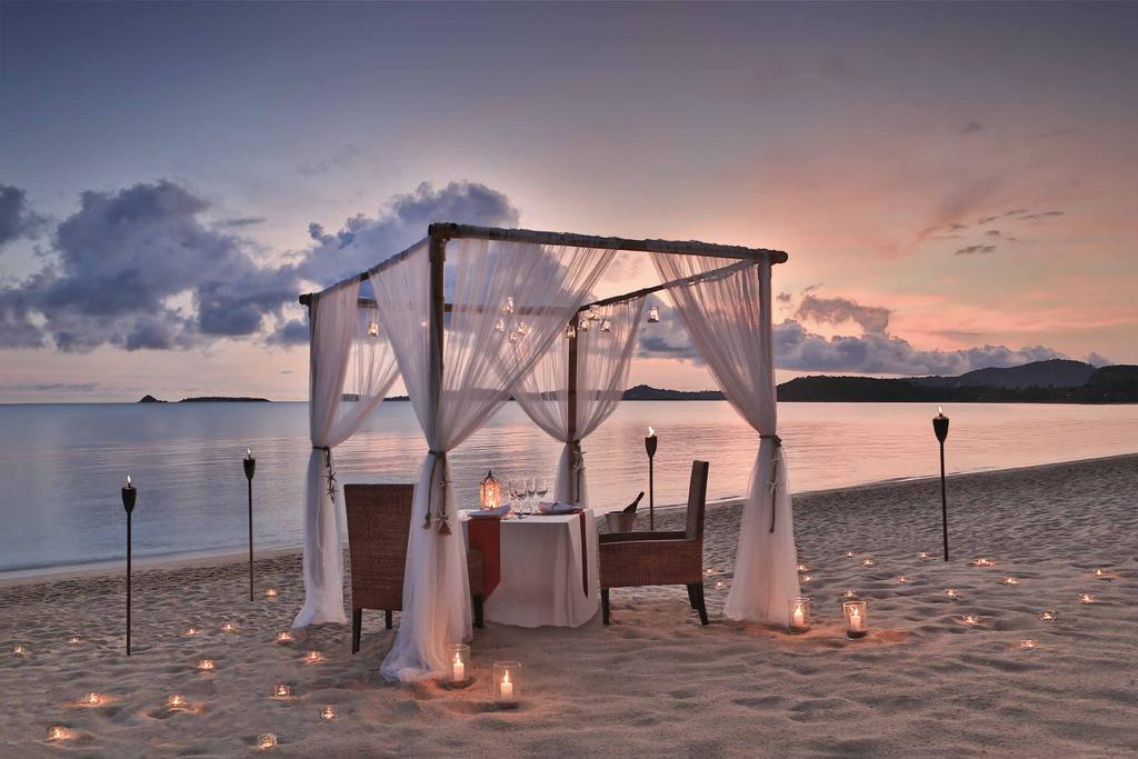 DINE IN INTIMATE SETTINGS Our tropical island hideaway and stunning ocean surroundings offer the perfect setting for romance.
