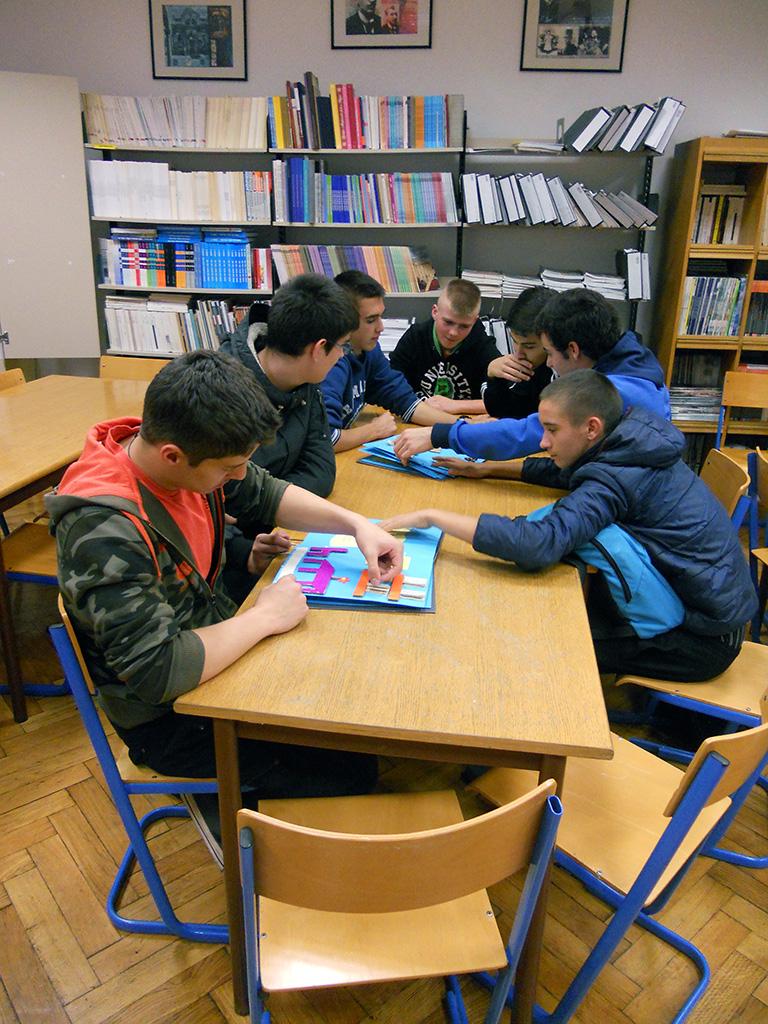 Učenici 1.a i 1.b razreda poslušali su predavanje školske knjižničarke Anje Lebarić o izradi taktilnih slikovnica i 3D printerima.