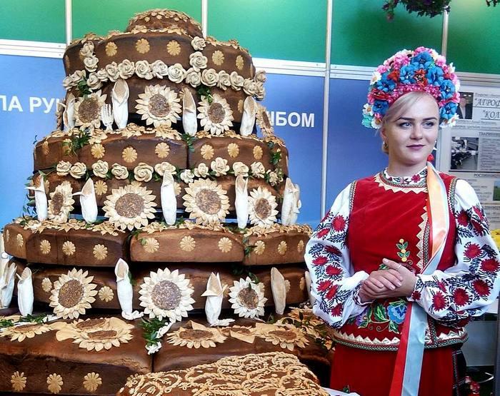 THE HIGHEST ROUND LOAF OF 2017 Our craftswomen baked the highest round loaf in Ukraine, which has been