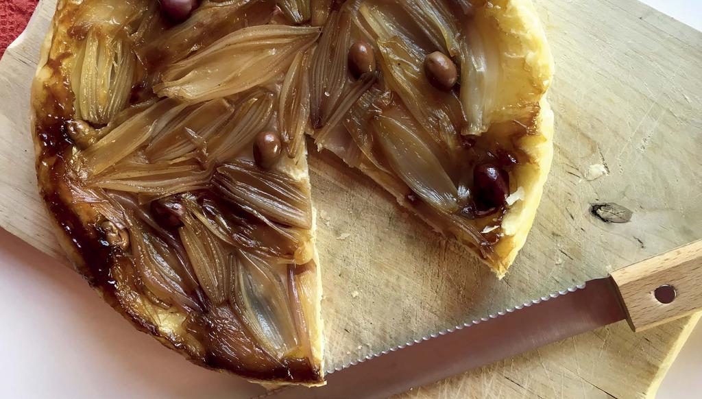 Tarte tatin with shallots and Taggiasca Olives 500 grams of shallots; 100 grams of black Taggiasca olives; 1 roll of puff pastry; 1 tablespoon brown sugar; 1