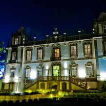 Placed on the river bank that gives life to the best wine in the world, the Freixo Palace rises serene, between French-style gardens and granite stonework a