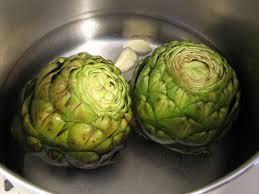 Cut the stem of the artichoke close to the base In a large pot, fill a few inches of water, a clove of garlic, the lemon