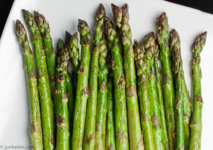 Asparagus 1 bunch asparagus Oliv oil ~1 tsp cajun seasoning or salt Preheat oven to 425
