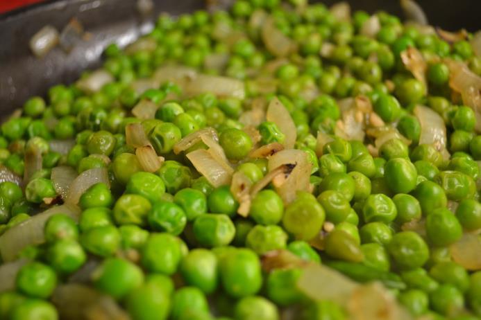 Italian Peas 2 tablespoons olive oil 1 onion, chopped 2 cloves garlic, minced 16 ounces frozen green peas 1 tablespoon