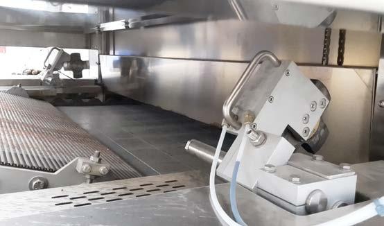 Heat is provided by ribbon gas burners directly placed inside the baking chamber, over and under the baking conveyor.