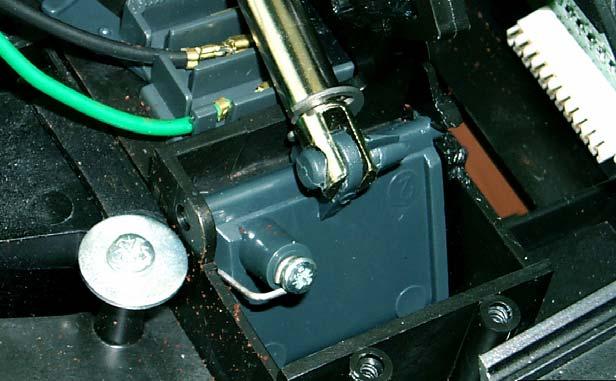 9. DISASSEMBLY INCANTO c) Using a screwdriver, first push the doser flap valve out of the open bearing seat (1).