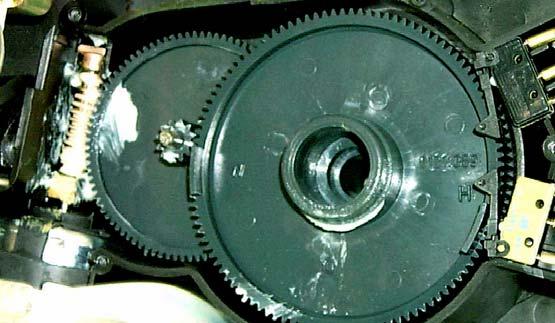 39 When replacing the gear wheels, the arrow on the large gear wheel (1) must face