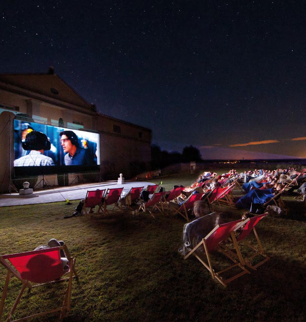 A screen beneath the stars It is hard to imagine a more beautiful setting than the Sainte-Victoire for an open-air cinema viewing!