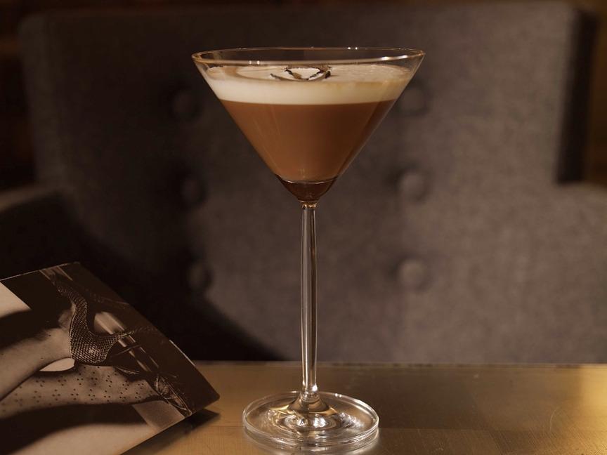 CHOCOLATE MARTINI MOCKTAIL 1/5 cup chocolate syrup or melted chocolate 1/4 cup coconut cream 1/8 cup Sprite Ice cubes Small chocolates Rim martini glass with chocolate syrup and