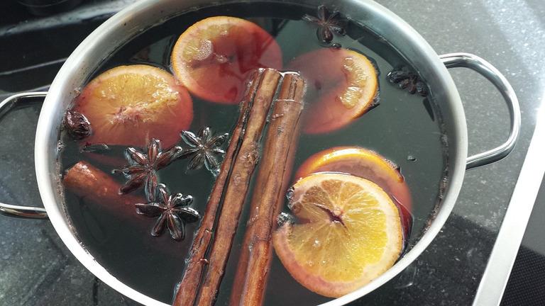 SWEDISH GLOGG 1 liter water 2 cm fresh ginger 2 cinnamon sticks 6 cardamom pods 6 cloves 4 cups fruit juice - black currant/apple/grape recommended 3 tbsp honey 50g blanched almonds 50g walnuts 100g