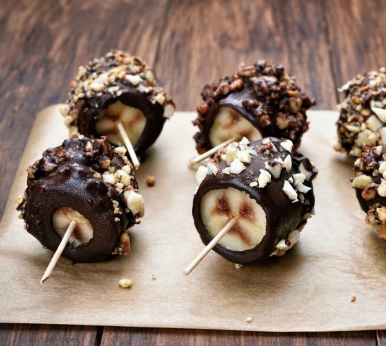Frozen Chocolate Banana Bites Serves: 4 Prep Time: 30 mins A healthy alternative to any store-bought chocolate coated banana ice-cream.