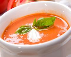 Sopa de tomate Tomato soup 1 Kg de tomatoes 2 a 3 onions cebolas 4 a 6 cloves of garlic 2 bay leaves a bunch of fresh oregano 1 green pepper pennyroyal (optional) egg salt bread Peel and slice the