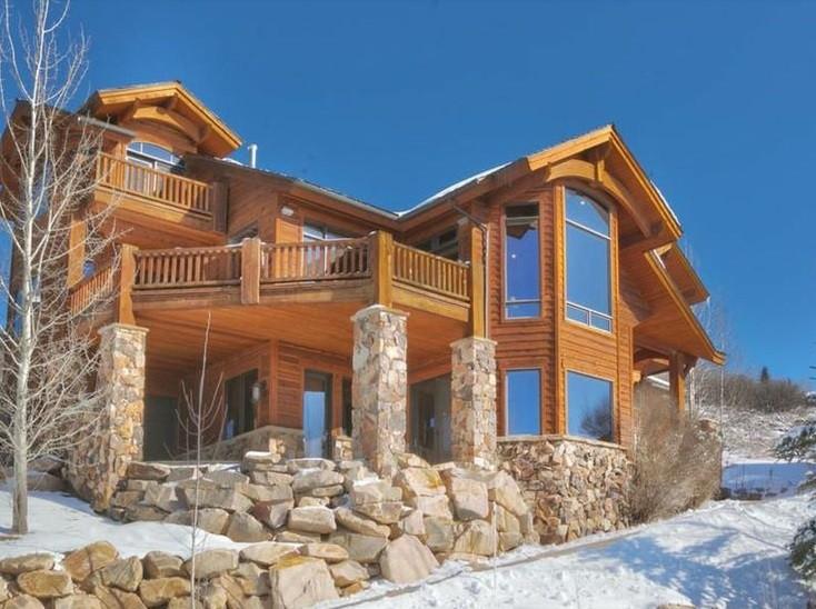 PARK CITY, UTAH RETREAT Enjoy a relaxing seven days in a private luxury residence in Park City, Utah. This 3 story, 6,719 sq. ft.