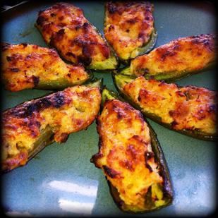 Jalapeno Poppers Servings: 2 Proteins: 5 / Fats: 1 / Carbs: 0 4 oz Crabmeat 4 slices Nitrate Free Bacon 1/3 cup Greek Yogurt 1/2 cup Raw Cheddar To taste Salt and Pepper To taste Cayenne Pepper 12