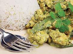 CHICKEN WITH GREEN SAUCE 1 Kg boneless skinless chicken, cut in pieces ½ cup of Olive Oil 3 cloves of garlic 1 red onion 1 teaspoon of red pepper flakes 150ml white wine 1 large handful of coriander