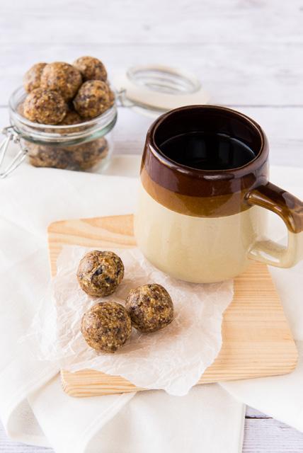 Strawberry Nut Balls MAKES 10 BALLS CALORIES PER BALL: 70 1 1/4 tbsp orange juice 3 tsp coconut oil, melted 1/3 cup cashew nuts, unsalted 2 tbsp rolled oats 4 pitted, dried dates 1 1/2 tbsp dried