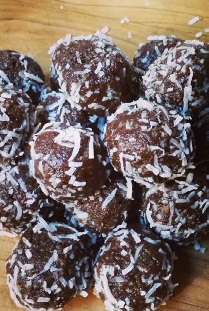 Salted Chocolate Coconut Balls MAKES 18 BALLS CALORIES PER BALL: 46 2 tsp melted coconut oil 2 tbsp tahini 1 tbsp peanut butter 1 tbsp Chocolate Healthy Mummy Smoothie Mix 1 tbsp almond meal 10