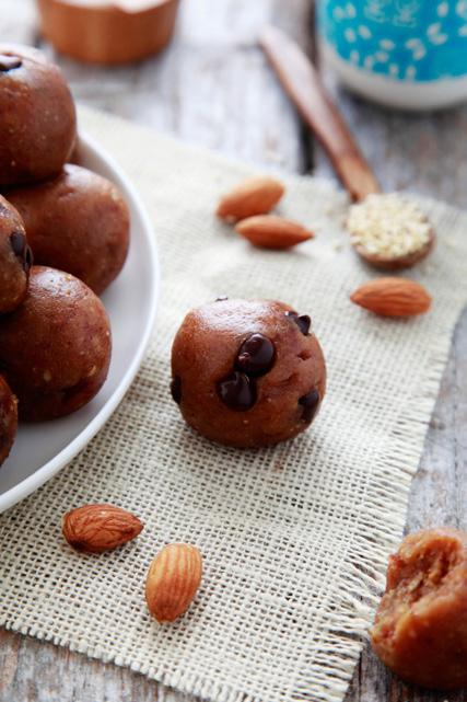 Nutty Quinoa Protein Balls MAKES 12 BALLS CALORIES PER BALL: 119 1/3 cup quinoa, rinsed 2/3 cup water 16 whole pitted dates 1/2 cup raw almonds 1/3 cup crunchy natural peanut butter 1/4 cup dark