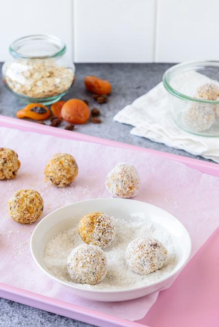 Banana & Oat Bliss Balls MAKES 12 BALLS CALORIES PER BALL: 64 1 medium banana 1/4 cup sultanas 1/2 cup dried apricots 2/3 cup rolled oats 2 tbsp desiccated coconut 1.