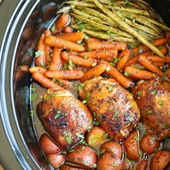 Slow Cooker Honey Garlic Chicken and Veggies 21 Day Fix Containers: 1 Red, 1 Yellow, 1 Green 8 bone-in, skin-on chicken thighs (skin off to eat) 16 ounces baby red potatoes, halved (optional sweet