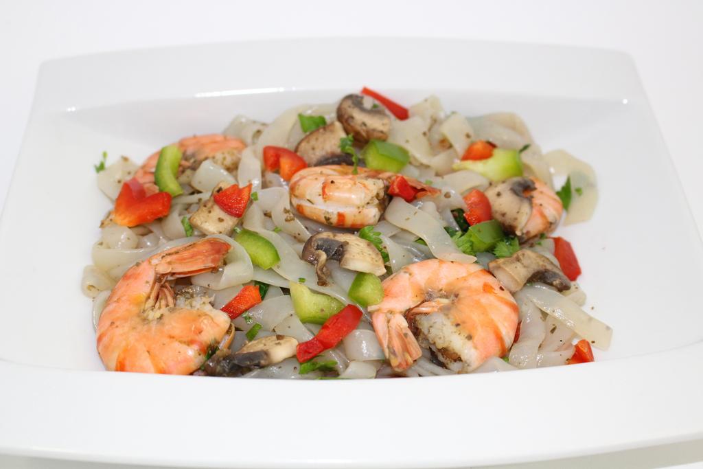MAKE YOUR OWN SHRIMP FETTUCCINE 200 g shrimp ½ pk prepared Zeroodle Fettuccine, chopped 1 cup sliced mushrooms 1 cup diced bell pepper 1 tbsp Bragg Seasoning or other dry seasoning of your choice 2