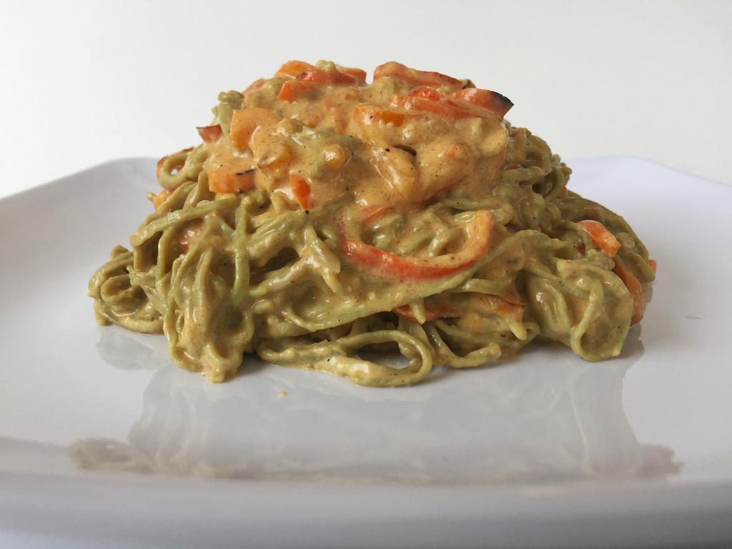 MAKE YOUR OWN ZEROODLE WITH SWEET PEPPER-CAYENNE SAUCE Zeroodle Mung Bean Noodles 4 mini-pointed pepper, julienned 2 cloves of garlic, minced 2/4 teaspoon cayenne pepper 1 cup of reduced fat sour