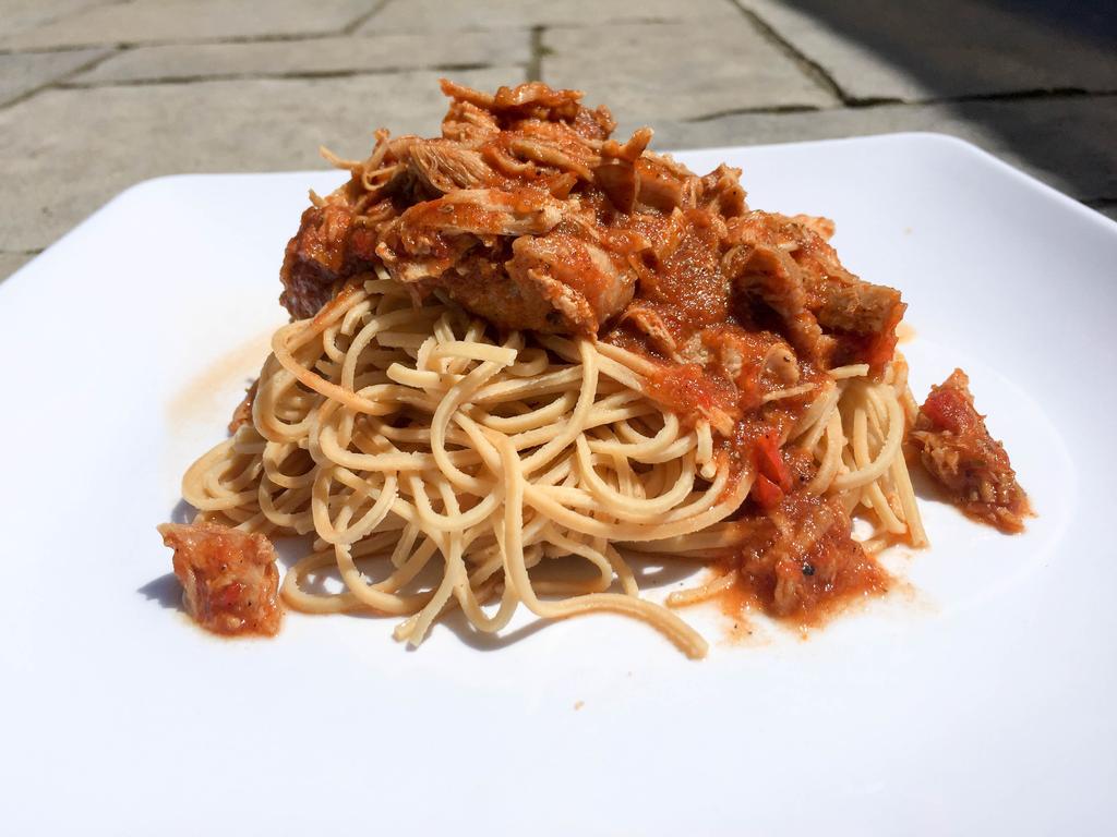 Zeroodle Soybean Noodles 1 chicken breast 1 medium onion 1/2 red pepper 2 garlic cloves 1 cup of tomato paste Salt and pepper to taste Oregano to taste Olive Oil Pinch of sugar CHICKEN SAUCE Season