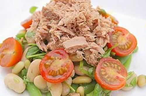 Tuna And Green Bean Salad 3 cherry tomatoes, small (approx 10g each) 5ml extra virgin olive oil 100g tinned ageolet beans 70g tinned tuna in spring water 3 tsp dijon mustard 1 2 anchovy llet (approx