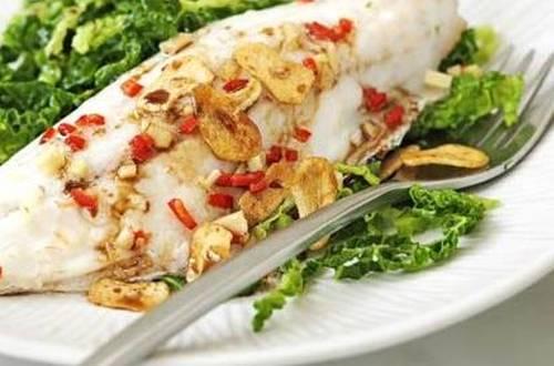 Chinese Steamed Bass With Cabbage Serves: 2 Cooking time: 2 sea bass llets, or other white sh llets 1 green chilli pepper or red, deseeded and nely chopped 1 tsp root ginger 300g green cabbages, nely