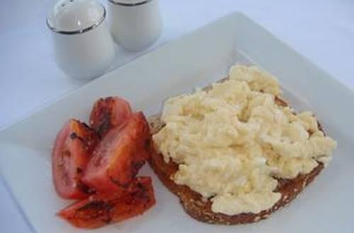 Grilled Tomato And Scrambled Eggs On Toast 1 tomato, small (approx 100g each) 1 large egg (approx 50g each) 2 egg whites (large egg) 60ml milk, skim 1 slice dark rye bread (approx 30g per slice) 1.