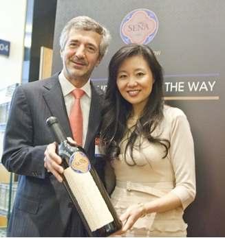 Seña Demonstrates its Iconic Position at 2012 Vinexpo Hong Kong Eduardo Chadwick and Jeannie Cho Lee MW. With Seña, in front of Vinexpo s booth. (Hong Kong, 30 th May 2012).