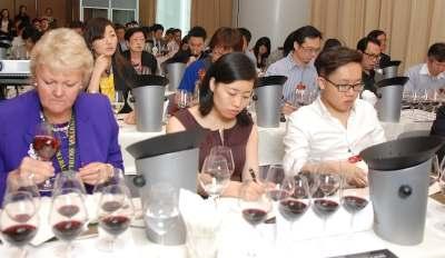 The tasting allowed an important group of wine professionals from the Asia Pacific region to be surprised by and to discover the different facets of Seña's personality and character, evolving along