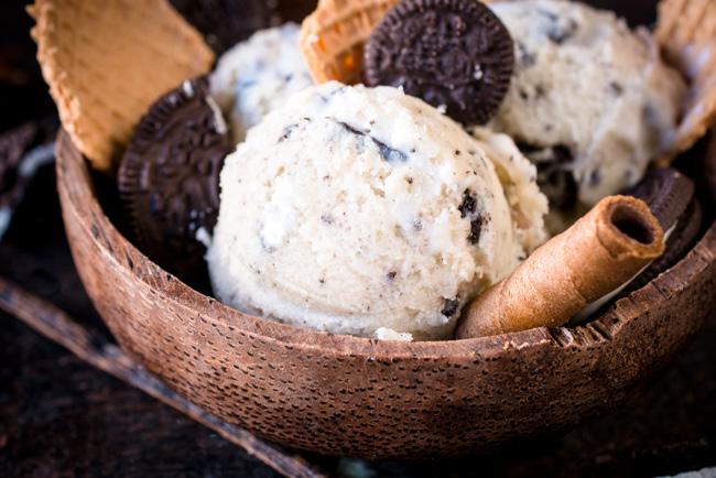 2 Cookies & Cream Ice Cream 2 tsp vanilla extract 1/4 cup oreo cookies; crushed 1. Combine all in a mixing bowl, except for the crushed cookies. 2. Transfer carefully into the ice cream maker. 3.