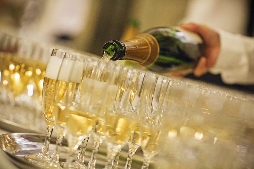 Sparkling & Champagne Sparkling Hindleap Blanc de Blanc 2014 (ENGLAND) A fine aperitif, capturing aromas of quince, brioche and elderflower.