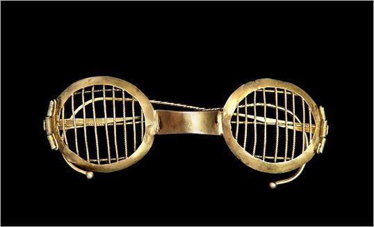 contemporary art: A pair of glasses cast in gold by a 20th-century Ghanaian artist, with wire mesh in place of lenses, was an essential component