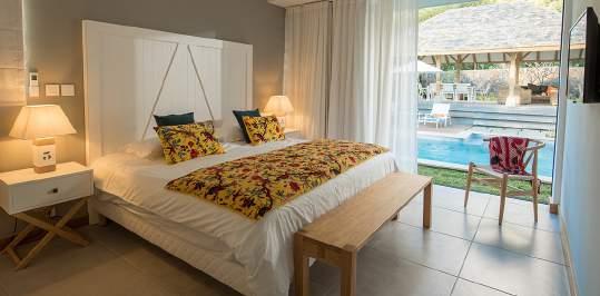 board Master bedroom with double bed, dressing room, flat screen, air conditioning and