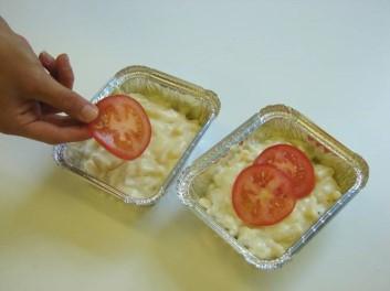 Arrange the tomato slices over the macaroni sprinkle over the remaining cheese.